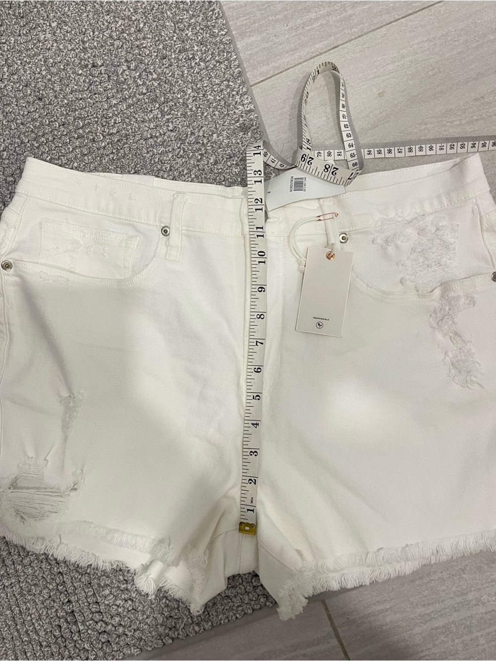 NWT Good American White Good '90s Denim Cutoff Short size 14 / 32 distressed - Picture 5 of 6